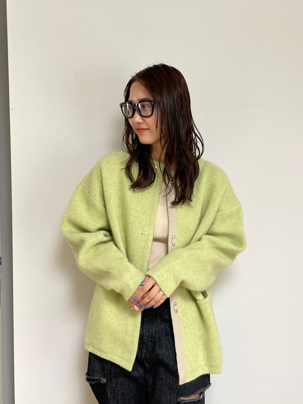 ブラック系のデニムパンツ、ブルー系のサンダル、グリーン系のカーディガン/ボレロを着用したレディースの夏コーディネートの5枚目の写真