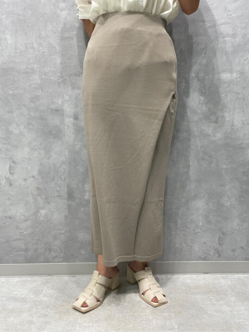 ホワイト系のサンダル、ベージュ系のスカート、ホワイト系のシャツ/ブラウスを着用したレディースの夏コーディネートの8枚目の写真