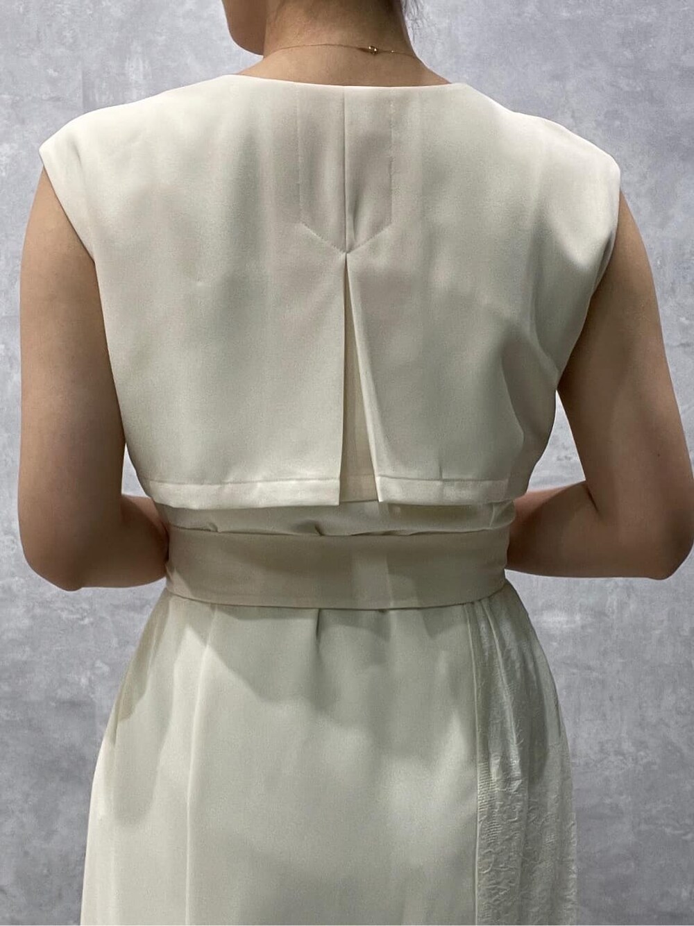 ホワイト系のワンピース、ピンク系のその他パンツ、ベージュ系のサンダルを着用したレディースの春コーディネートの8枚目の写真