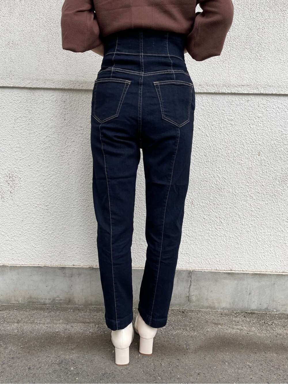 ホワイト系のその他シューズ、ブラウン系のニット/セーター、ベージュ系のその他アウターを着用したレディースの秋コーディネートの6枚目の写真