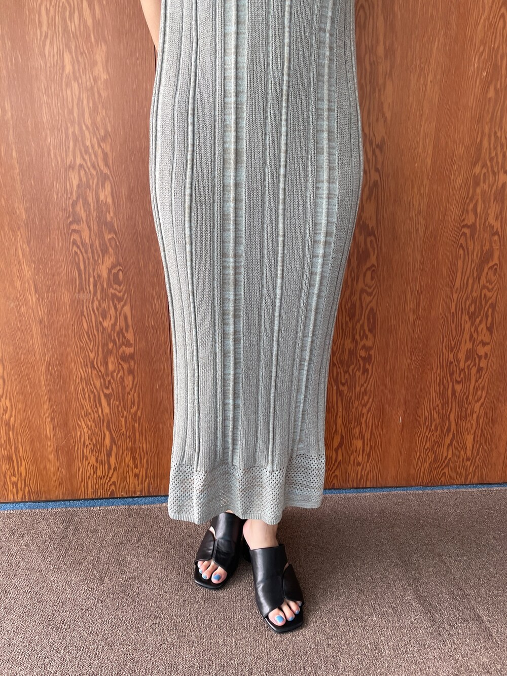 ブラック系のサンダル、グリーン系のワンピースを着用したレディースの夏コーディネートの7枚目の写真