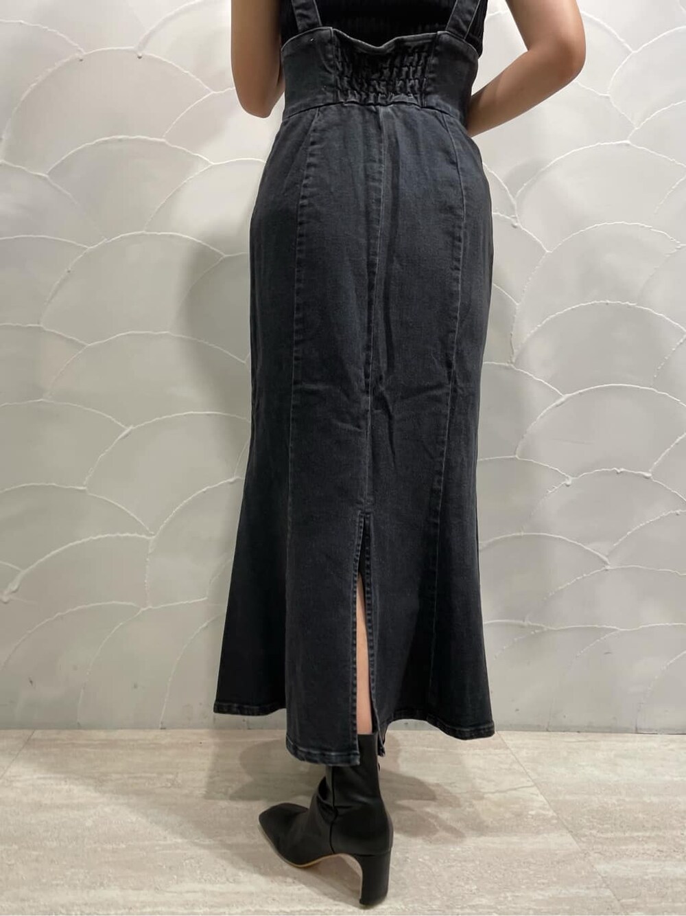 ブラック系のデニムジャケット、ブラック系のスカート、ブラック系のその他シューズを着用したレディースの夏コーディネートの5枚目の写真