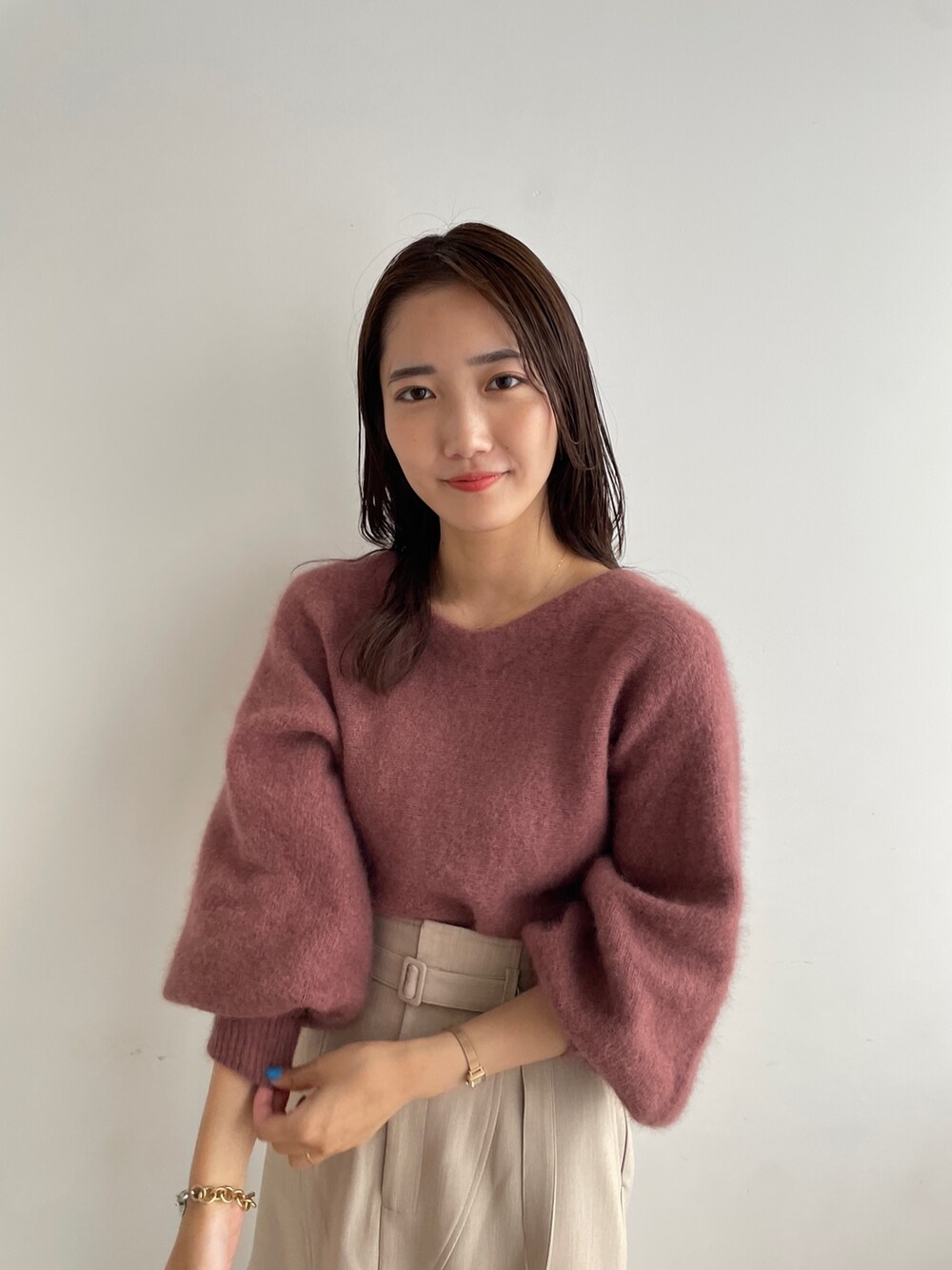 ホワイト系のブーツ、ベージュ系のスカート、ピンク系のニット/セーターを着用したレディースの夏コーディネートの5枚目の写真