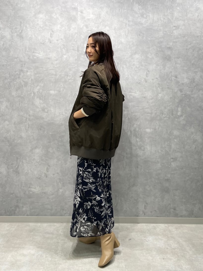 ブルー系のスカート、ブルー系のスカート、ベージュ系のブーツを着用したレディースの秋コーディネートの6枚目の写真