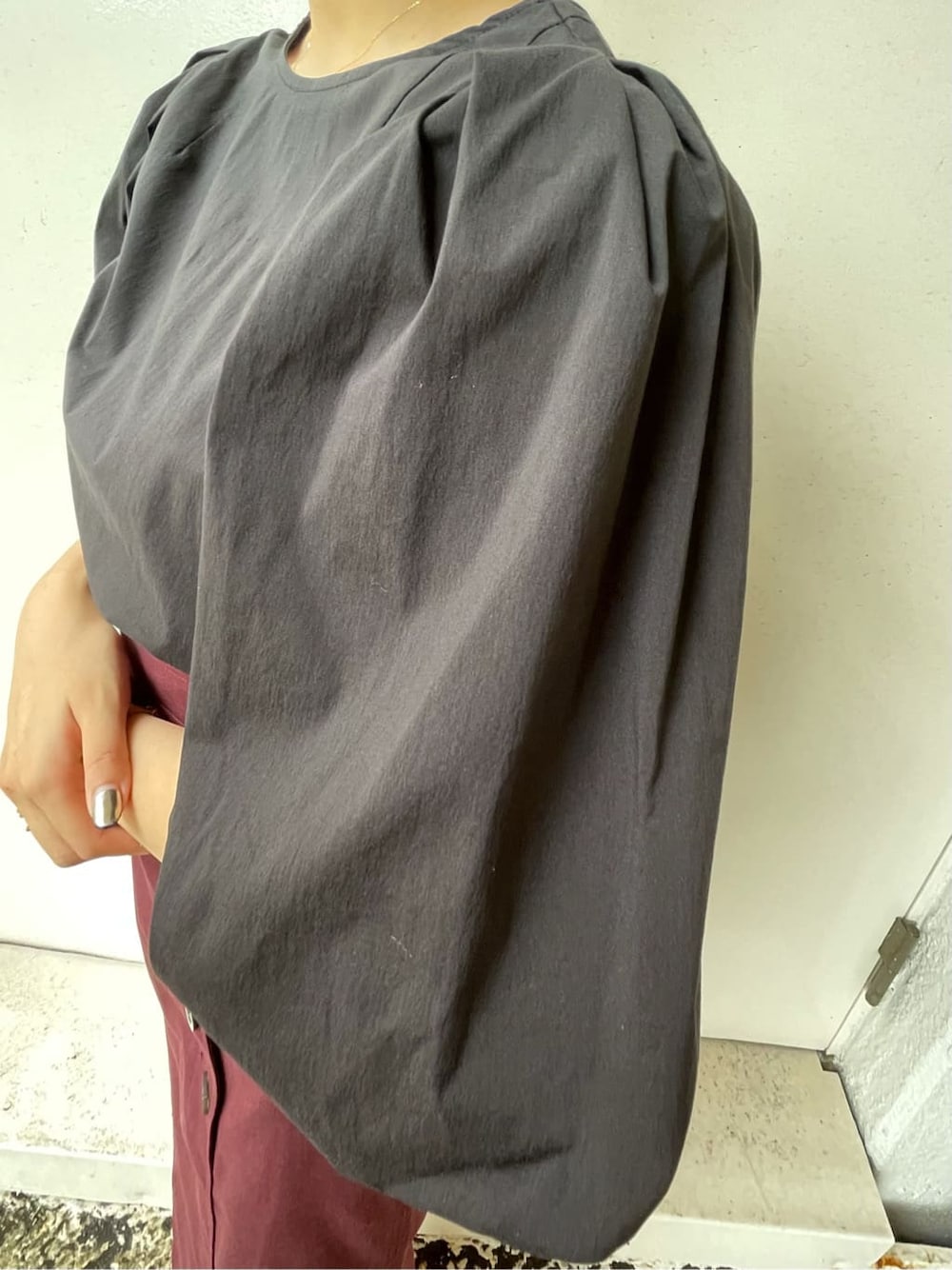 ブラック系のシャツ/ブラウス、レッド系のスカートを着用したレディースの夏コーディネートの4枚目の写真