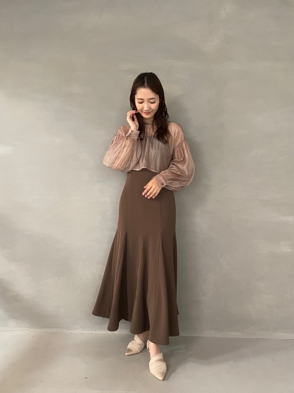 ベージュ系のパンプス、ブラウン系のドレスを着用したレディースの夏コーディネートの4枚目の写真