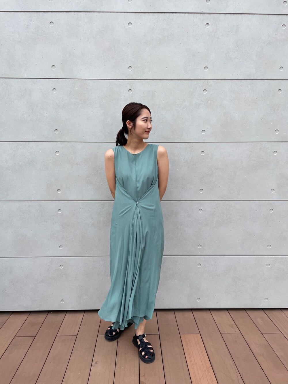 グリーン系のワンピースを着用したレディースの夏コーディネートの3枚目の写真