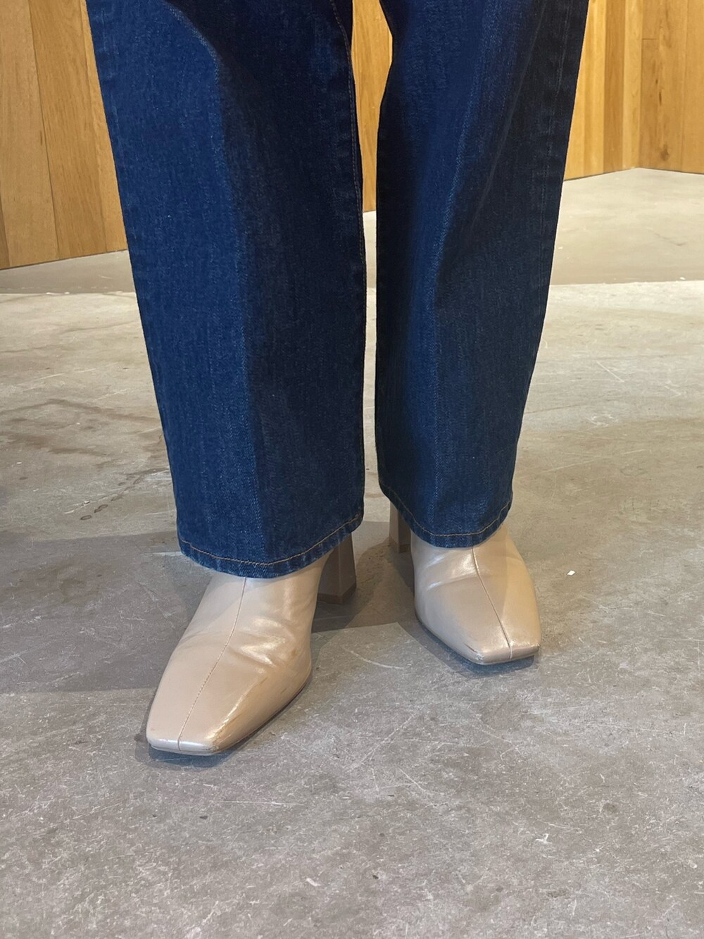 ベージュ系のブーツ、グレー系のニット/セーター、ブルー系のデニムパンツを着用したレディースの秋コーディネートの9枚目の写真