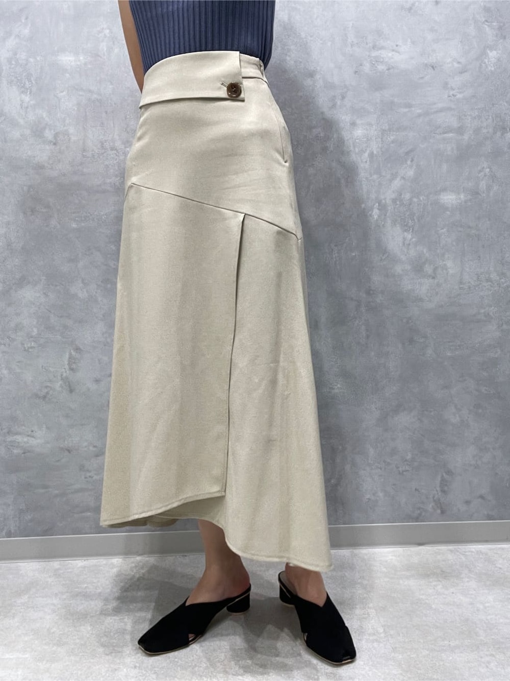 ブラック系のサンダル、ホワイト系のスカート、ブルー系のニット/セーターを着用したレディースの夏コーディネートの7枚目の写真