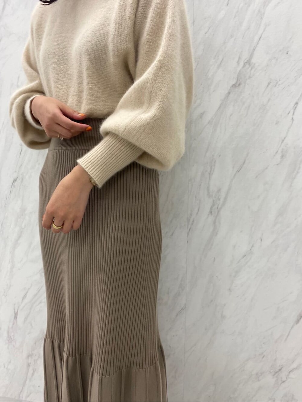 ベージュ系のブーツ、ブルー系のその他アウター、ホワイト系のワンピースを着用したレディースの夏コーディネートの9枚目の写真