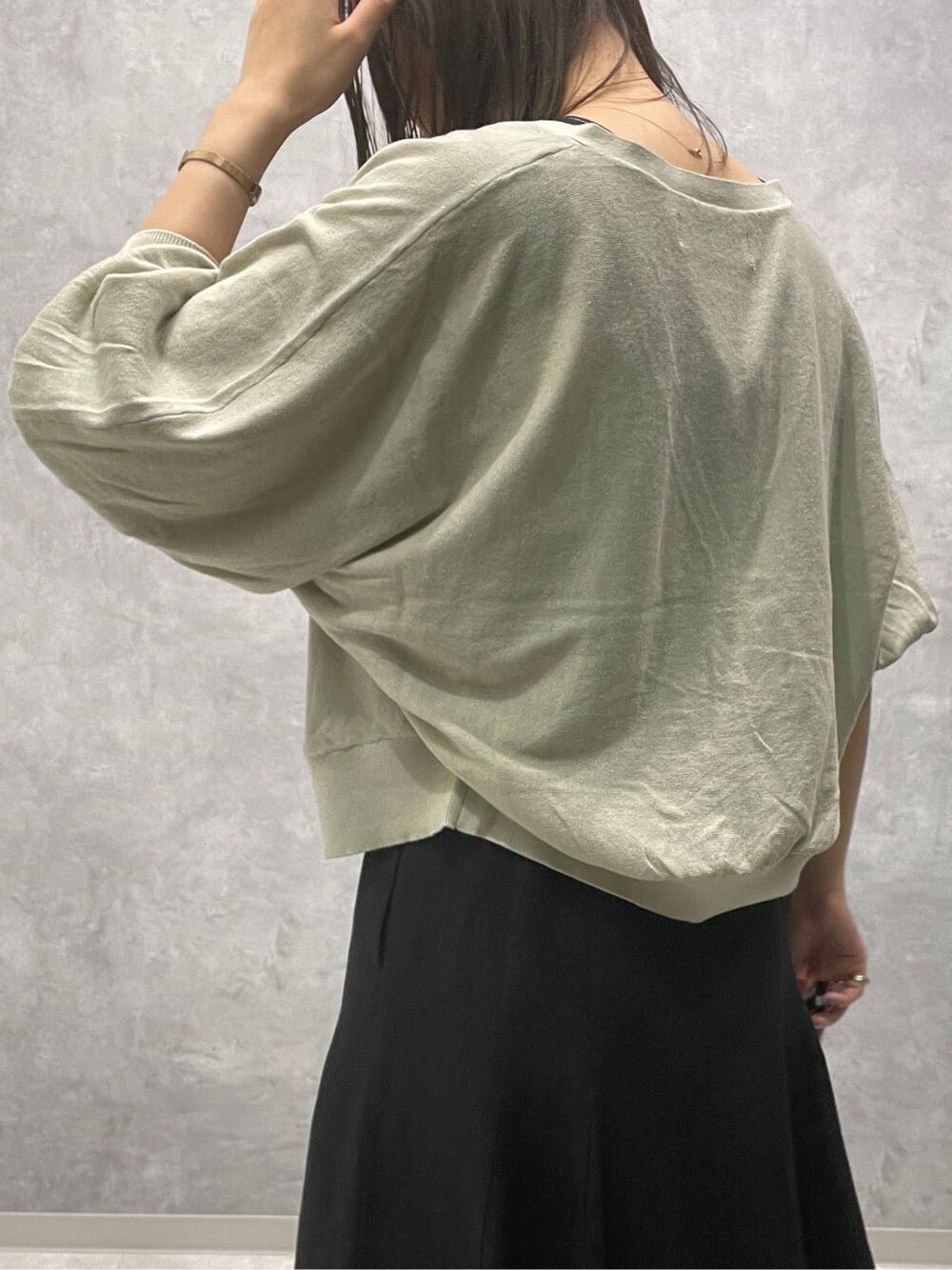 ブラウン系のサンダル、グリーン系のカーディガン/ボレロ、ブラック系のワンピースを着用したレディースの夏コーディネートの5枚目の写真