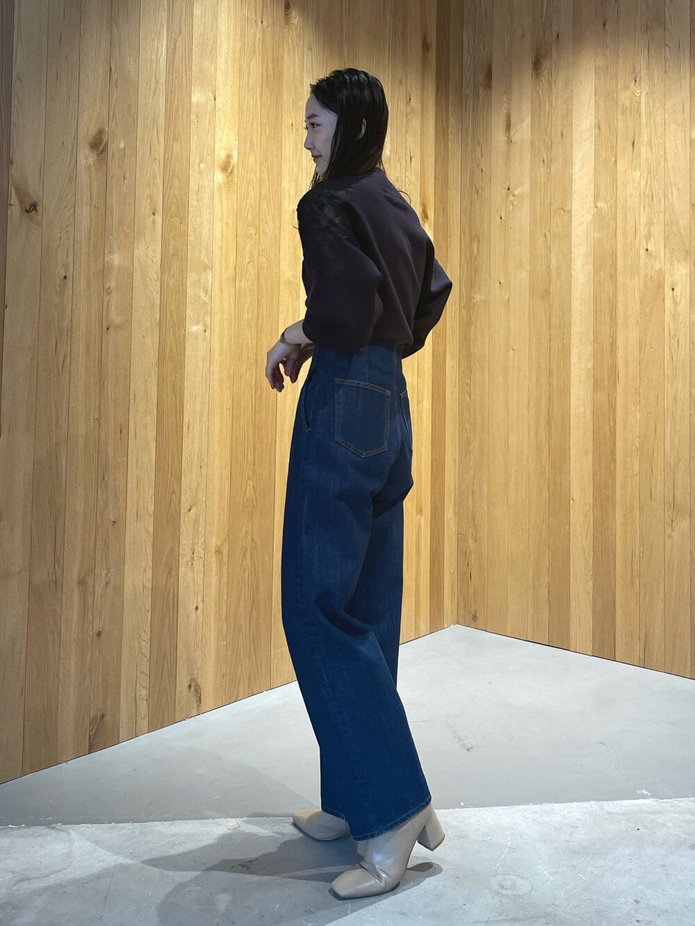 ベージュ系のブーツ、グレー系のニット/セーター、ブルー系のデニムパンツを着用したレディースの秋コーディネートの5枚目の写真