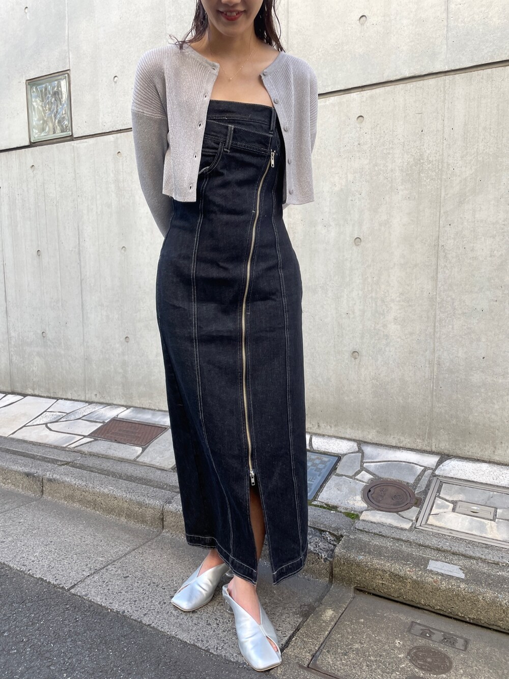 ブラック系のワンピース、シルバー系のカーディガン/ボレロ、シルバー系のパンプスを着用したレディースの冬コーディネートの9枚目の写真