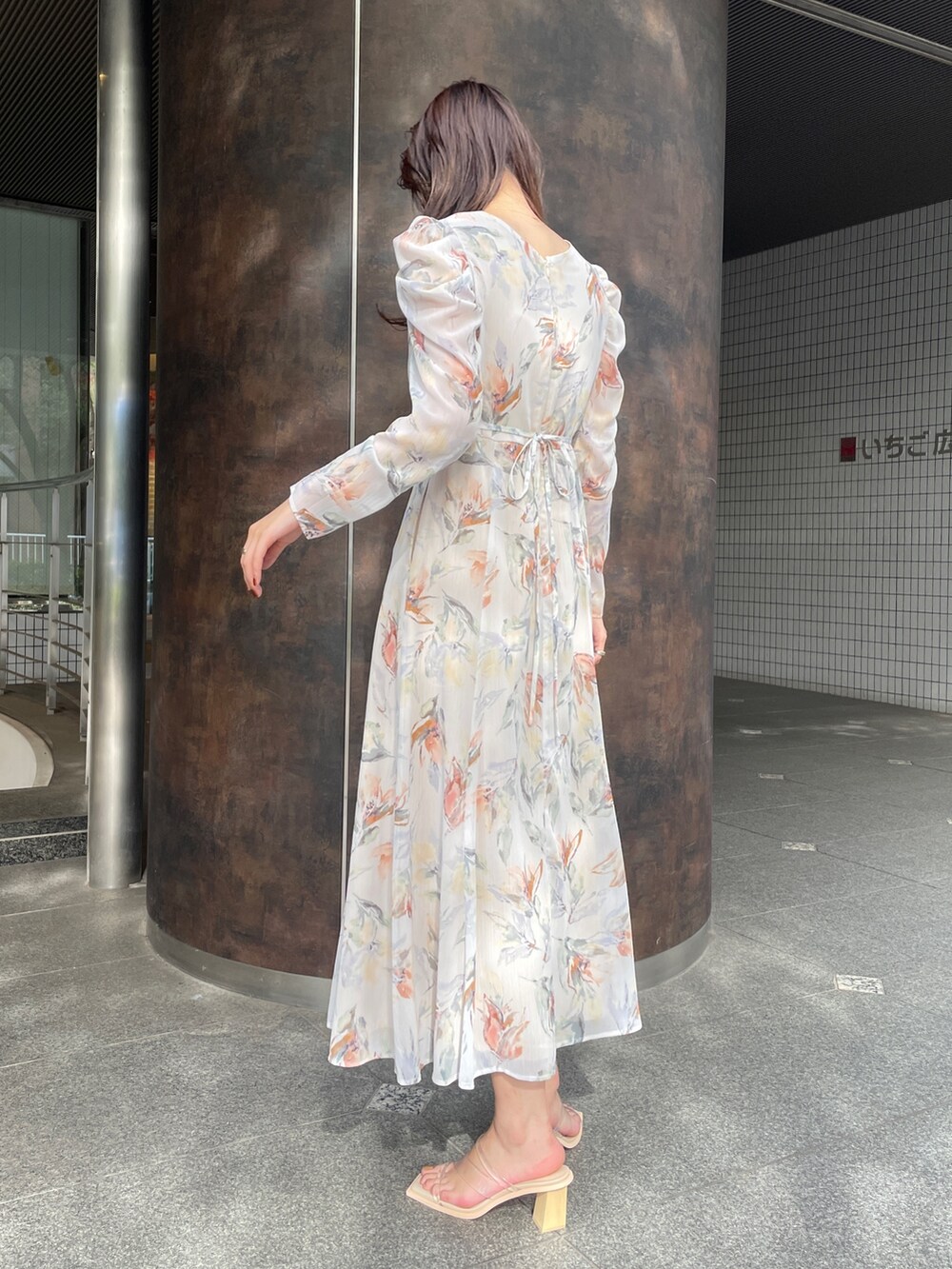 その他のサンダル、ホワイト系のワンピースを着用したレディースの冬コーディネートの6枚目の写真