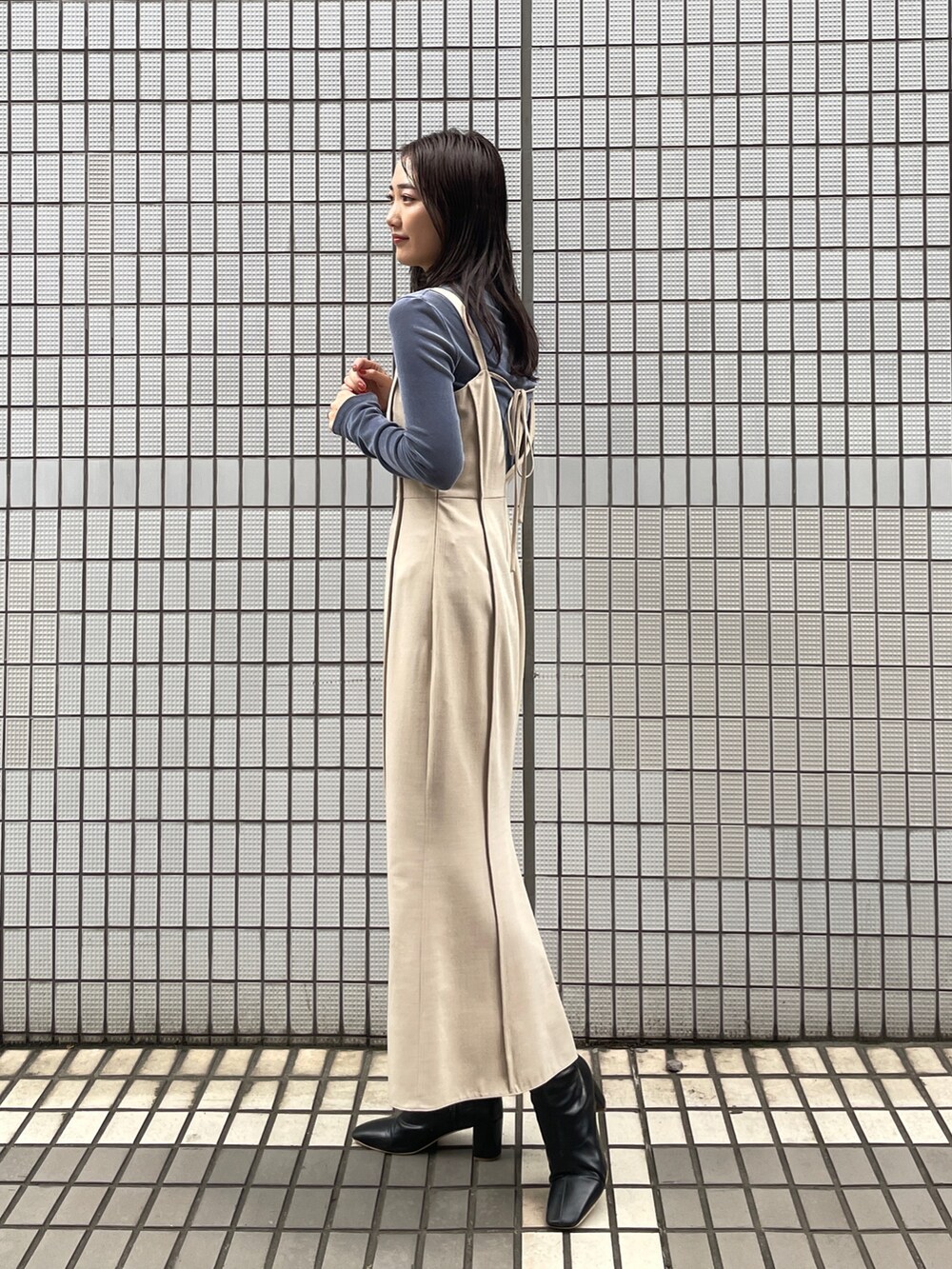 ブラック系のブーツ、ベージュ系のワンピース、ブルー系のTシャツ/カットソーを着用したレディースの夏コーディネートの4枚目の写真