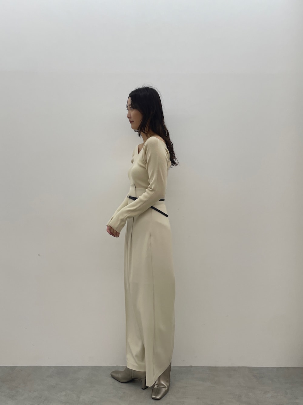 シルバー系のブーツ、ホワイト系のその他パンツ、ホワイト系のニット/セーターを着用したレディースの秋コーディネートの5枚目の写真