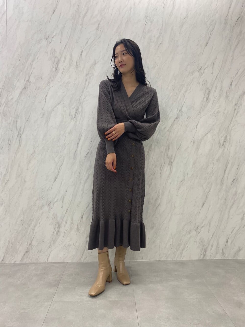 ベージュ系のブーツ、ベージュ系のワンピース、ブラウン系のワンピースを着用したレディースの秋コーディネートの3枚目の写真