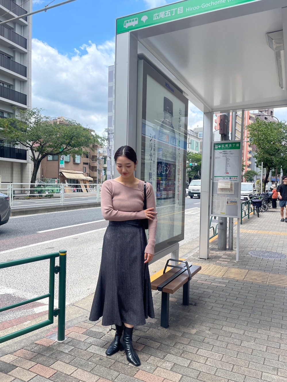 ブラック系のショルダーバッグ、ブラック系のブーツ、ピンク系のニット/セーターを着用したレディースの夏コーディネートの6枚目の写真