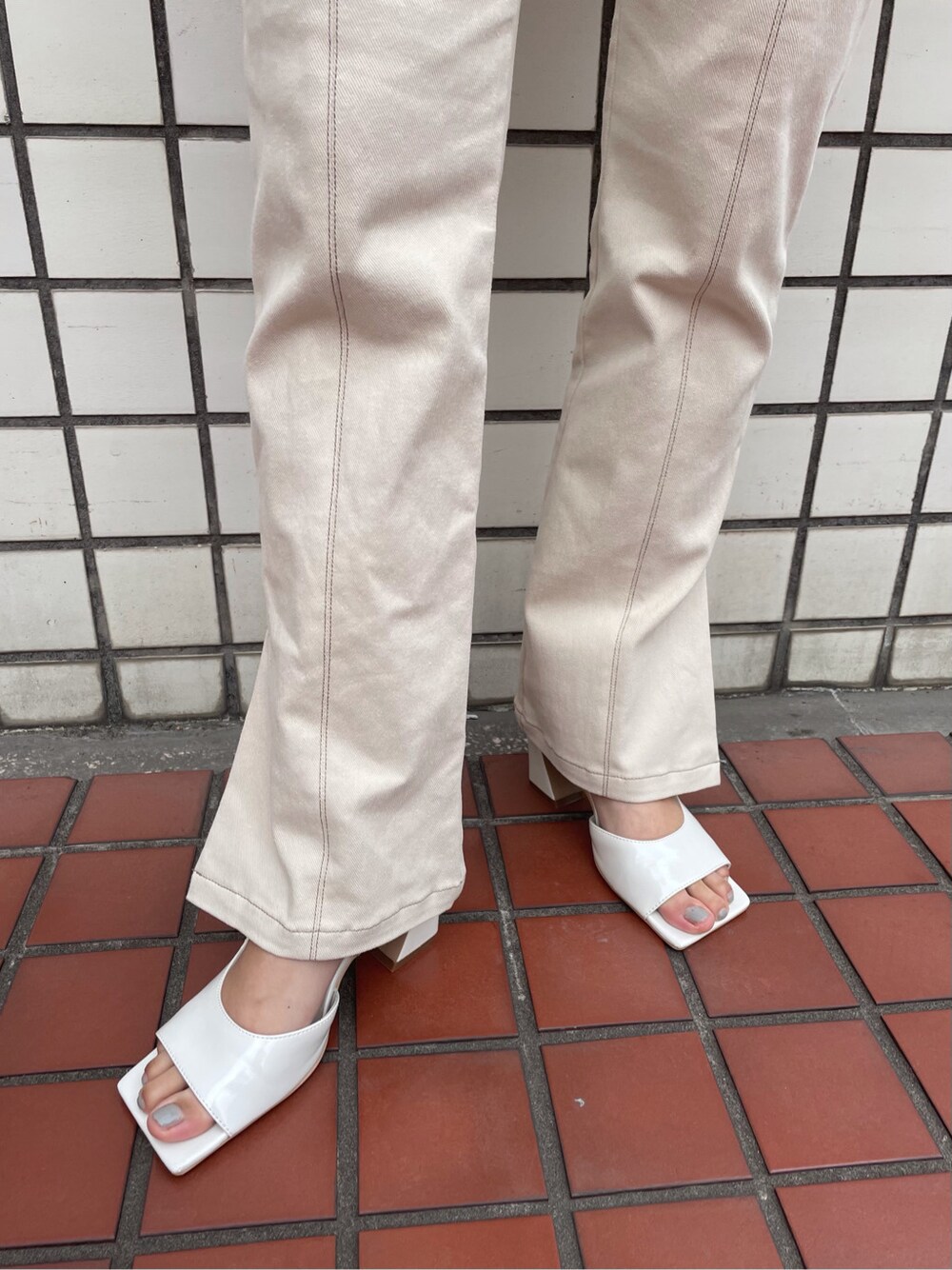 ホワイト系のサンダル、ホワイト系のその他パンツ、グリーン系のニット/セーターを着用したレディースの春コーディネートの5枚目の写真