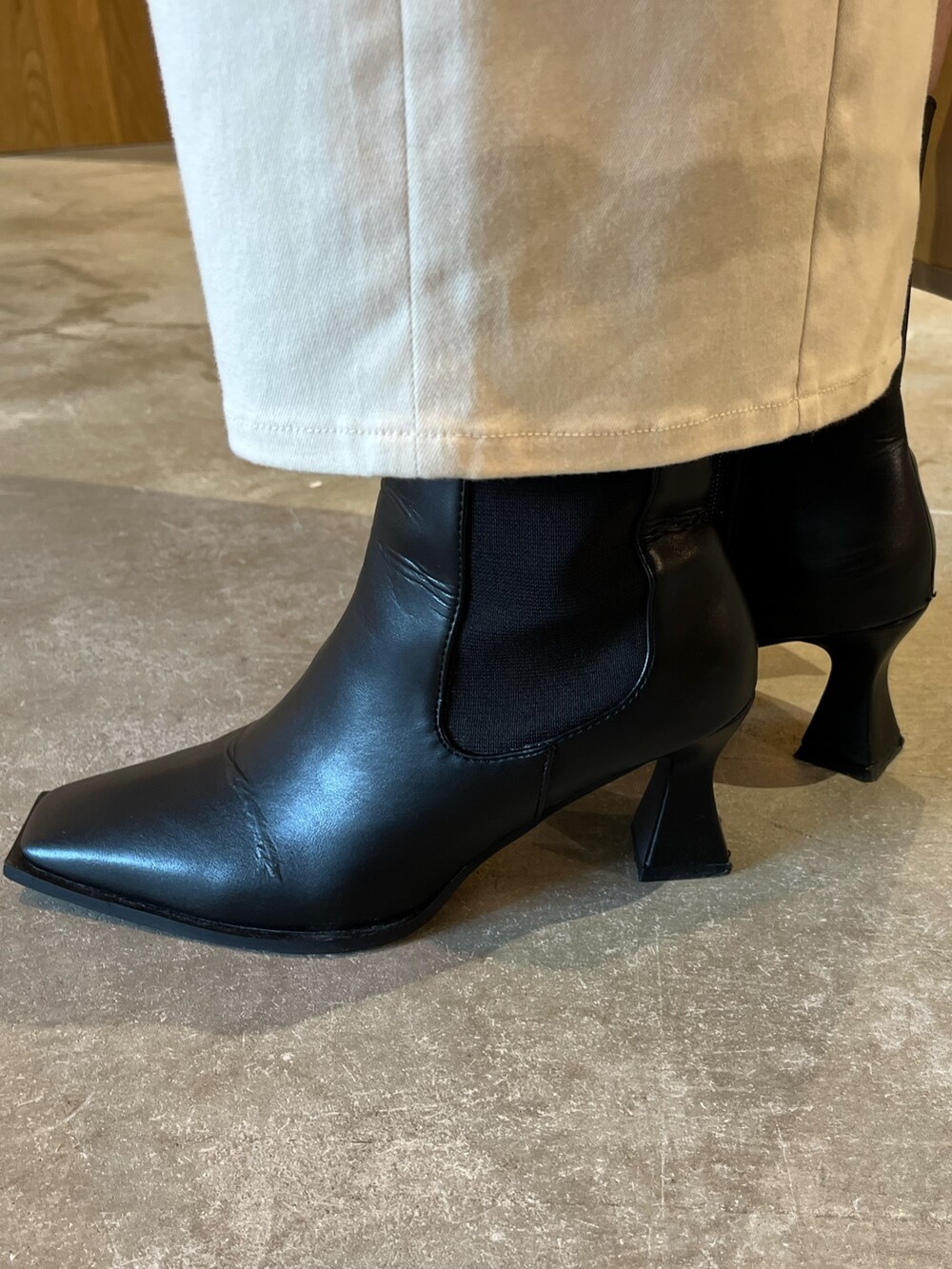 ブラック系のブーツ、ブルー系のワンピースを着用したレディースの冬コーディネートの4枚目の写真