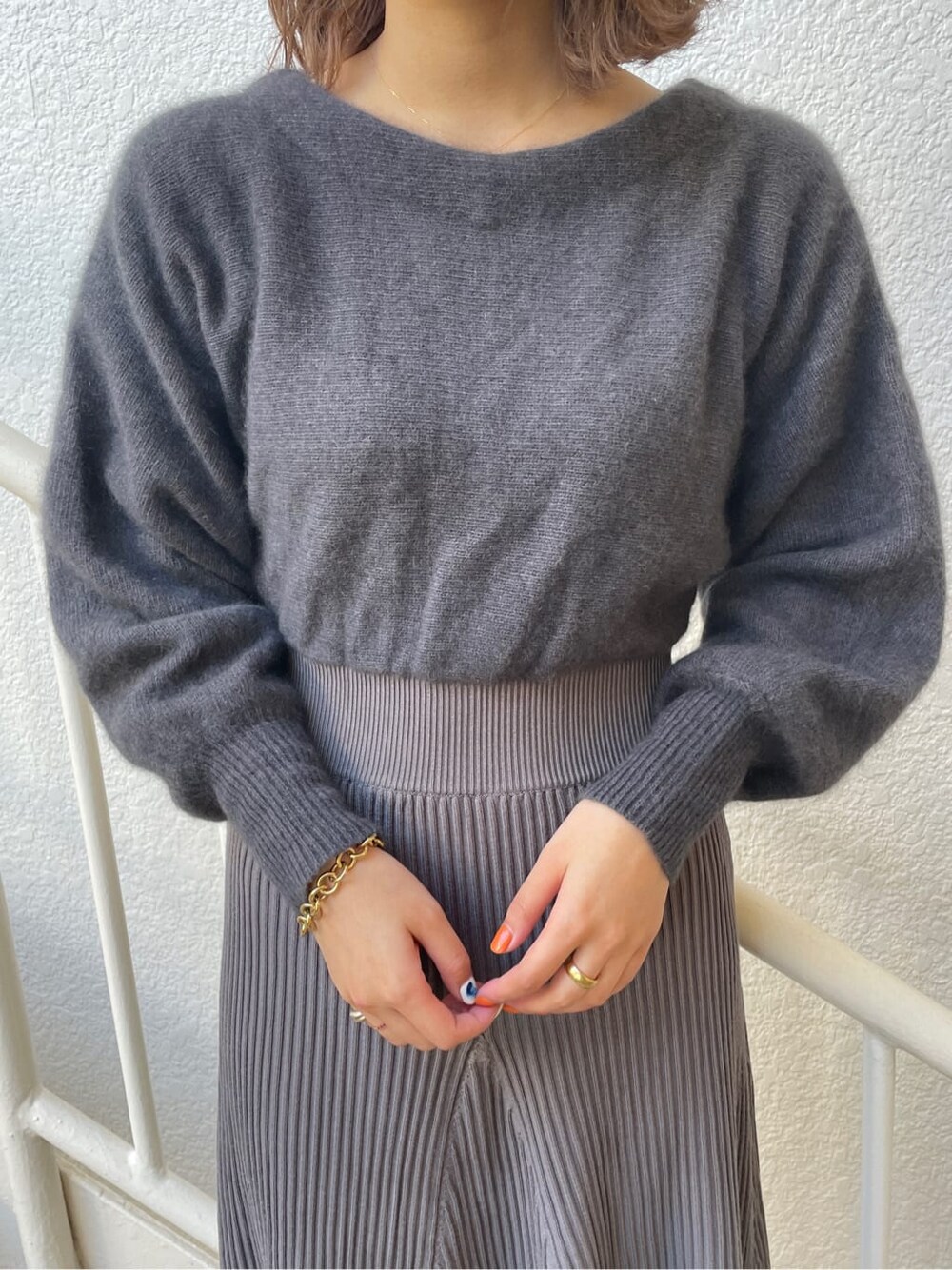 ホワイト系のその他シューズ、グレー系のワンピースを着用したレディースの冬コーディネートの9枚目の写真