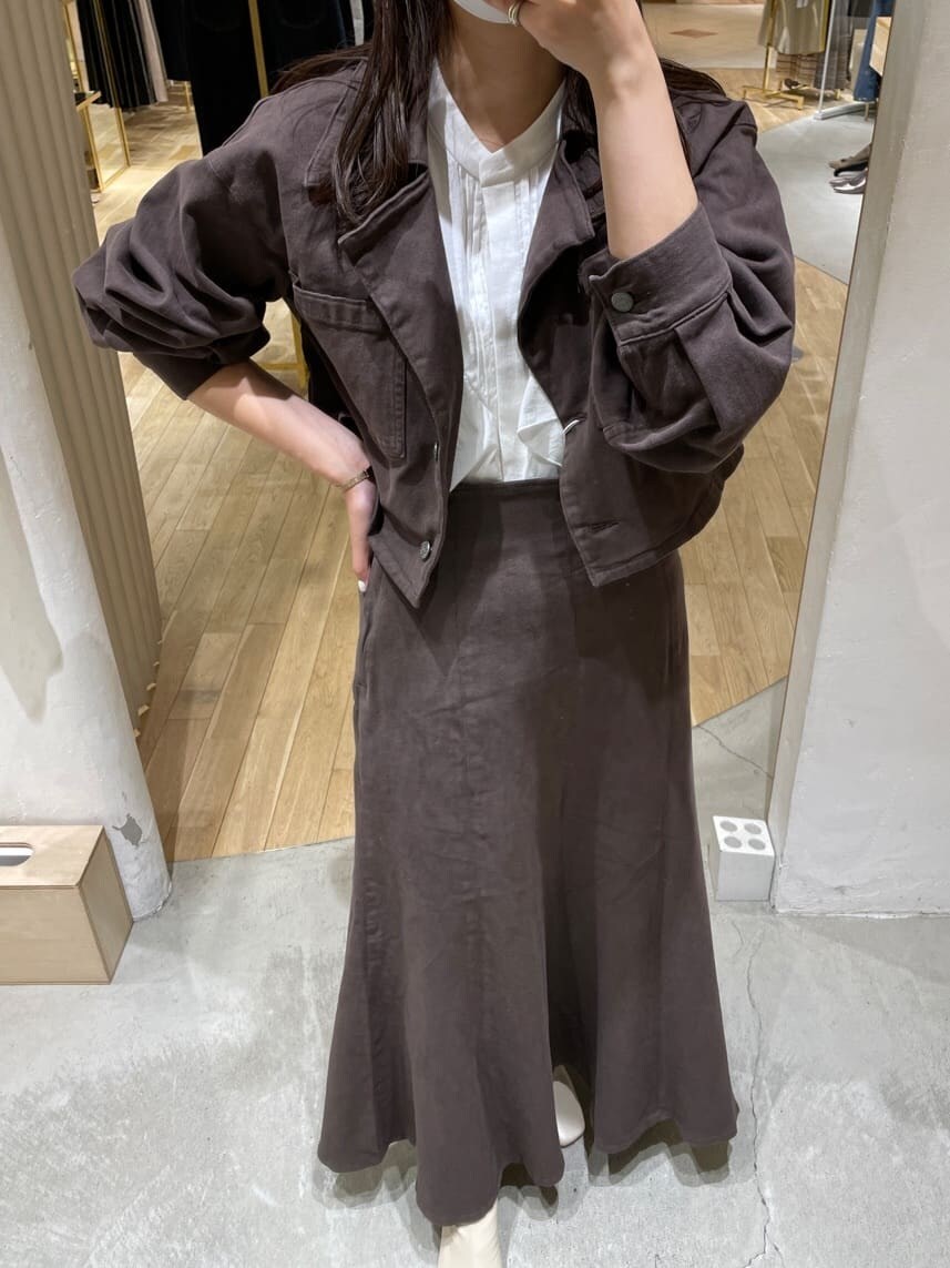 ブラウン系のデニムジャケット、ホワイト系のシャツ/ブラウス、ブラウン系のスカートを着用したレディースの夏コーディネートの6枚目の写真