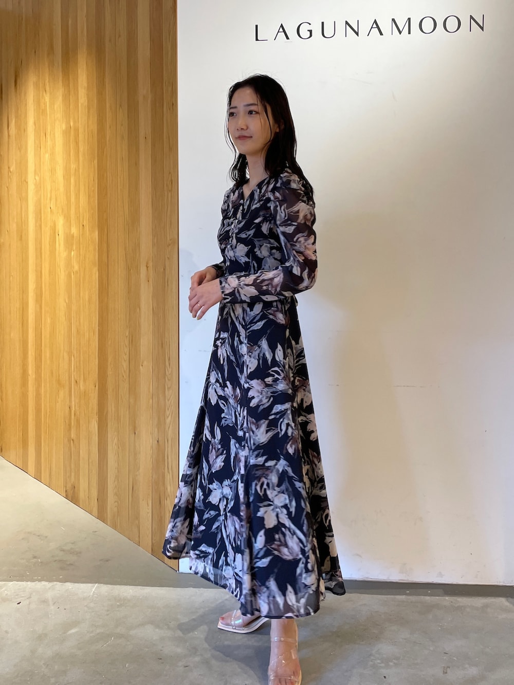 その他のサンダル、ブルー系のワンピースを着用したレディースの冬コーディネートの3枚目の写真