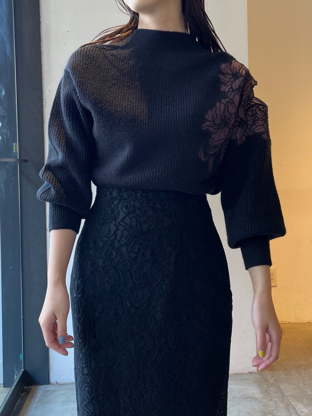 ブラック系のブーツ、ブラック系のスカート、ブラック系のニット/セーターを着用したレディースの冬コーディネートの8枚目の写真