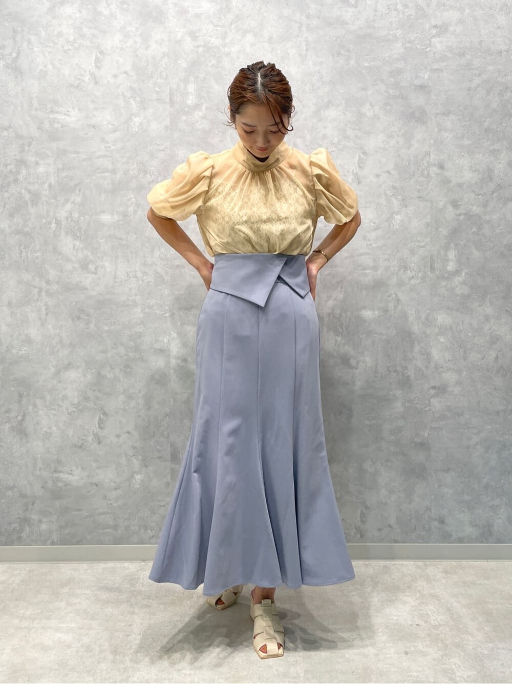 ベージュ系のシャツ/ブラウス、ホワイト系のサンダル、ブルー系のスカートを着用したレディースの夏コーディネートの3枚目の写真