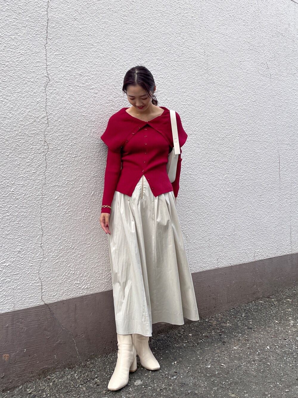 ホワイト系のブーツ、ベージュ系のブーツ、ホワイト系のハンドバッグを着用したレディースの秋コーディネートの5枚目の写真