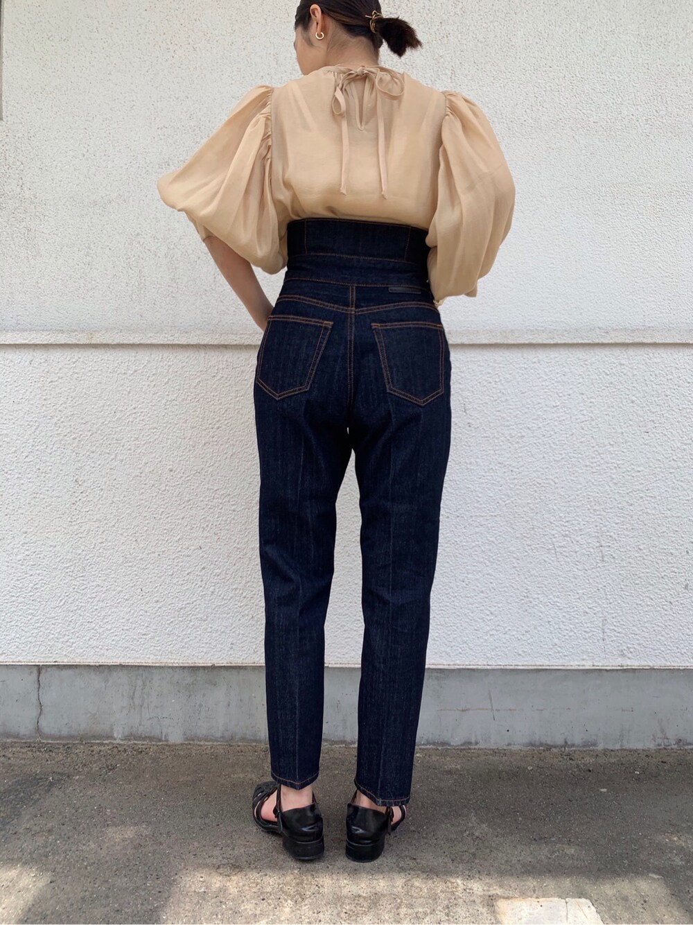 ベージュ系のシャツ/ブラウス、ブルー系のデニムパンツ、ゴールド系のバングル/リストバンドを着用したレディースの春コーディネートの6枚目の写真