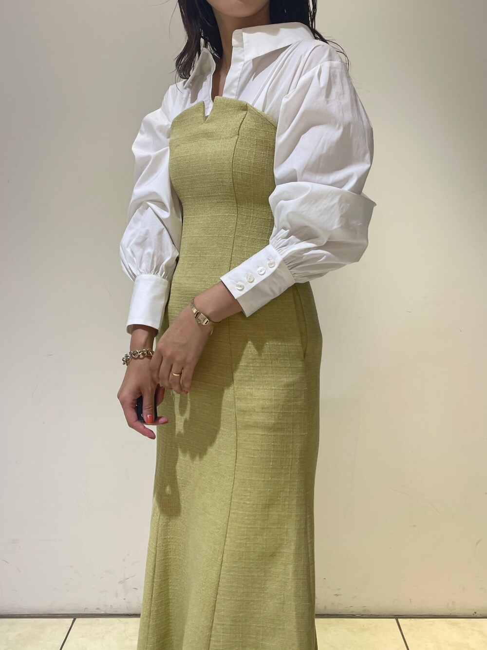 イエロー系のワンピース、ホワイト系のブーツを着用したレディースの秋コーディネートの7枚目の写真