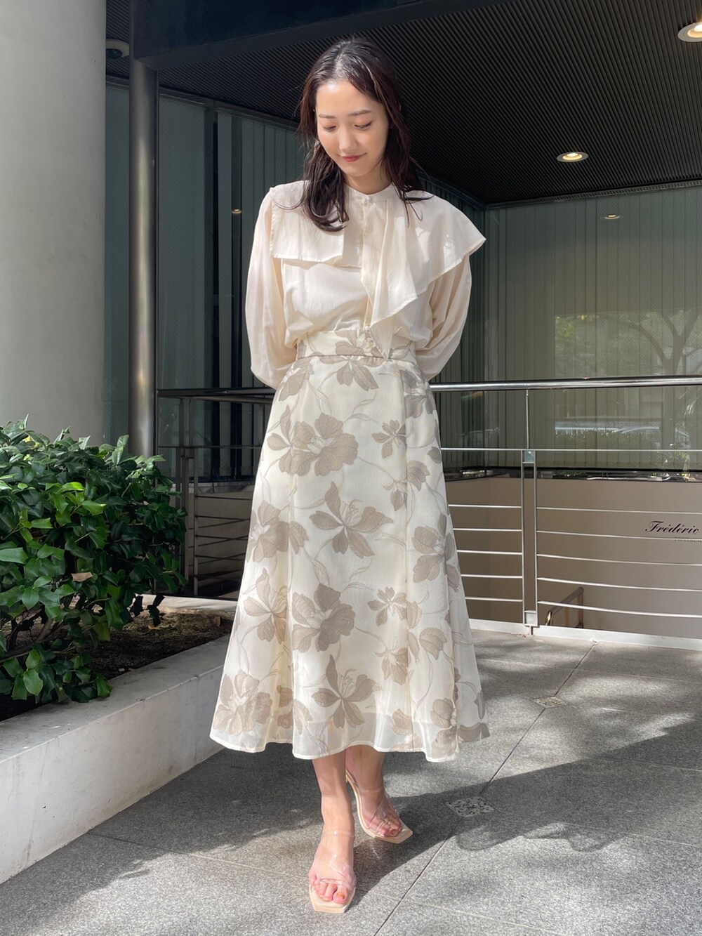 ホワイト系のシャツ/ブラウス、その他のサンダル、ベージュ系のスカートを着用したレディースの冬コーディネートの5枚目の写真