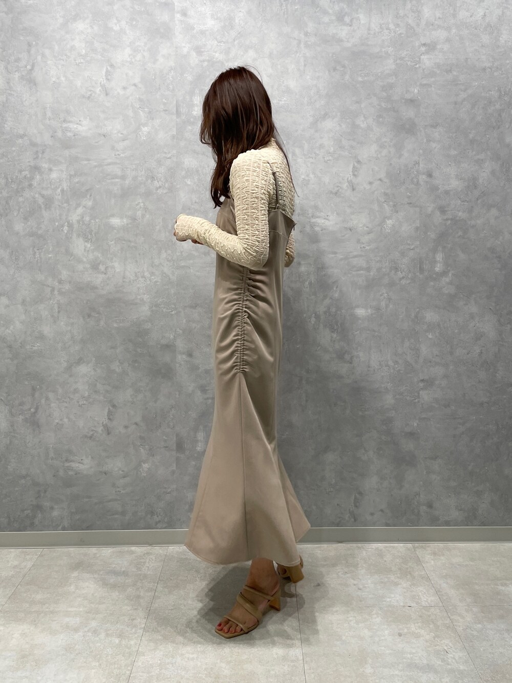 ベージュ系のサンダル、ホワイト系のTシャツ/カットソー、ベージュ系のワンピースを着用したレディースの春コーディネートの5枚目の写真