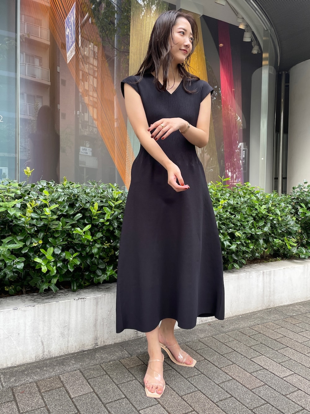 その他のサンダル、ブラック系のワンピースを着用したレディースの冬コーディネートの2枚目の写真