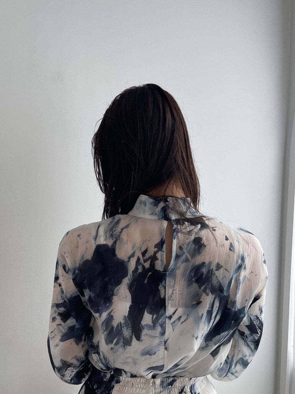 ブルー系のシャツ/ブラウス、ブルー系のサンダル、ブラック系のスラックスを着用したレディースの夏コーディネートの6枚目の写真