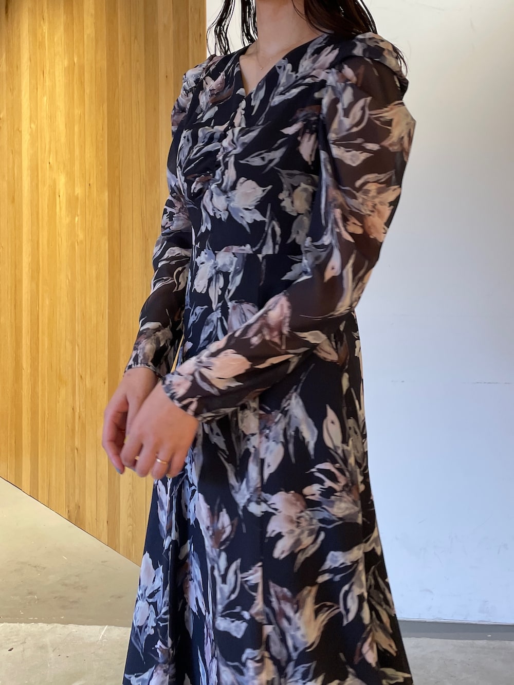 その他のサンダル、ブルー系のワンピースを着用したレディースの冬コーディネートの6枚目の写真