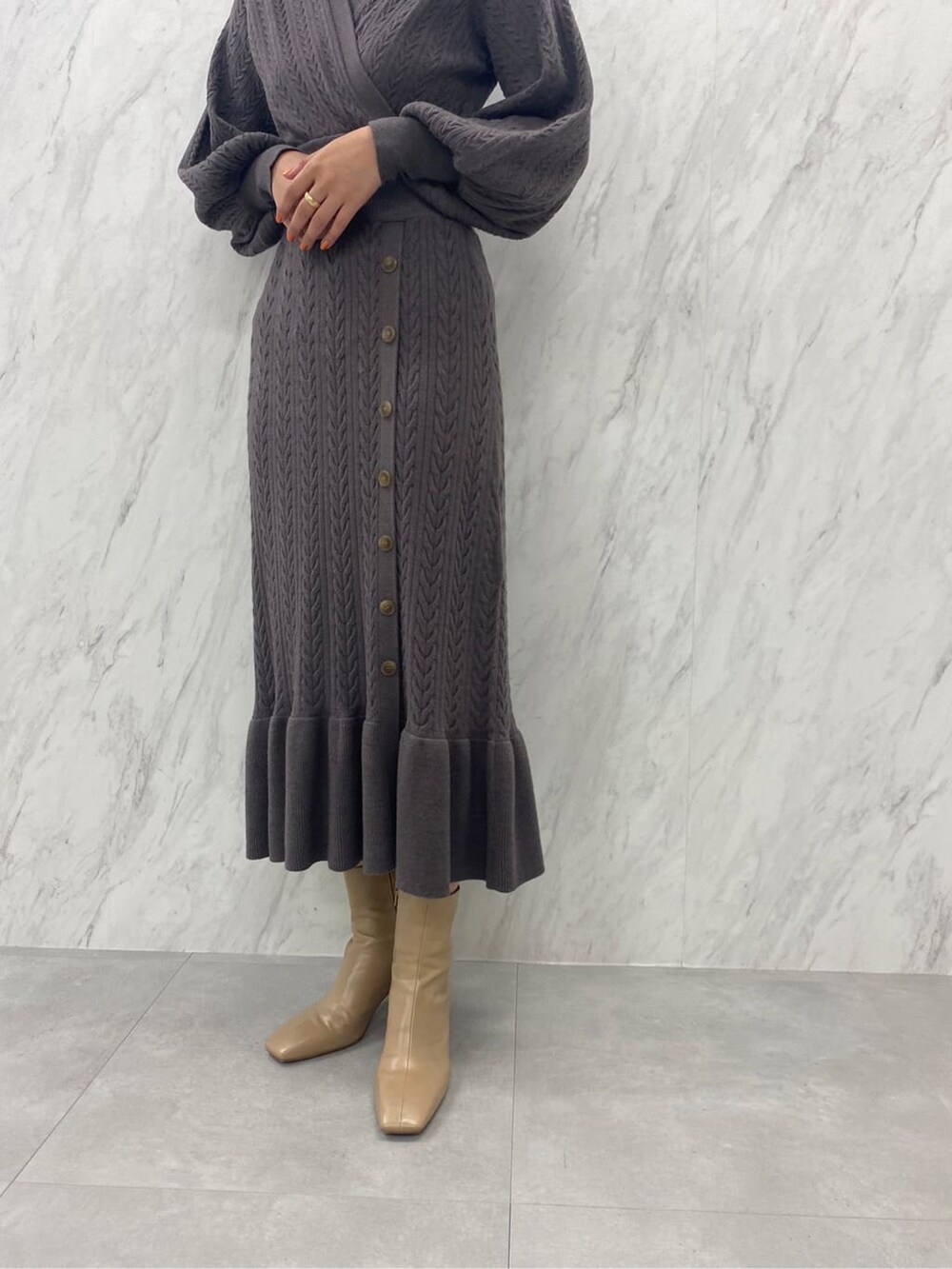 ベージュ系のブーツ、ベージュ系のワンピース、ブラウン系のワンピースを着用したレディースの秋コーディネートの6枚目の写真