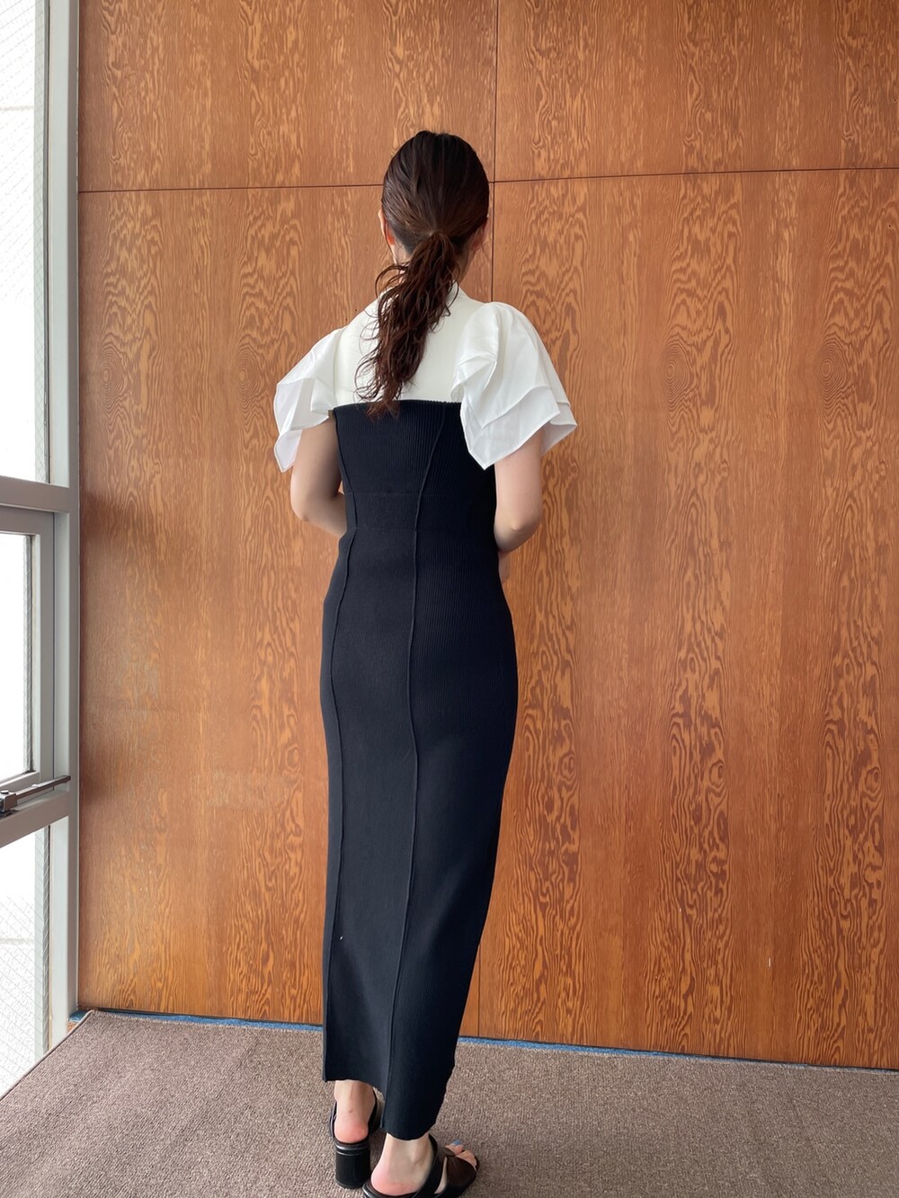 ブラック系のサンダル、ブラック系のワンピース、ホワイト系のニット/セーターを着用したレディースの夏コーディネートの3枚目の写真