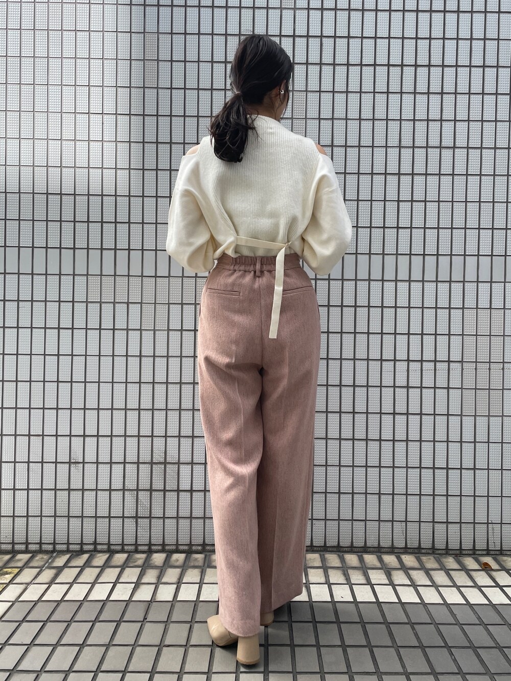 「LAGUNAMOONのカラーツイードタックパンツ（その他パンツ、ピンク系）」を使った、久保田さん（レディース・162cm）の秋コーディネートの8枚目の写真