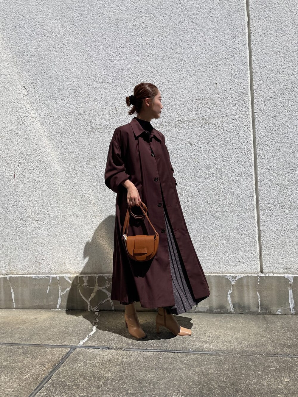 ベージュ系のその他シューズ、レッド系のその他アウター、ブラック系のワンピースを着用したレディースの秋コーディネートの3枚目の写真