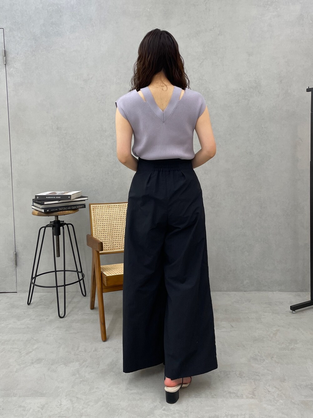 ブラック系のサンダル、ブルー系のニット/セーター、ブラック系のその他パンツを着用したレディースの春コーディネートの5枚目の写真