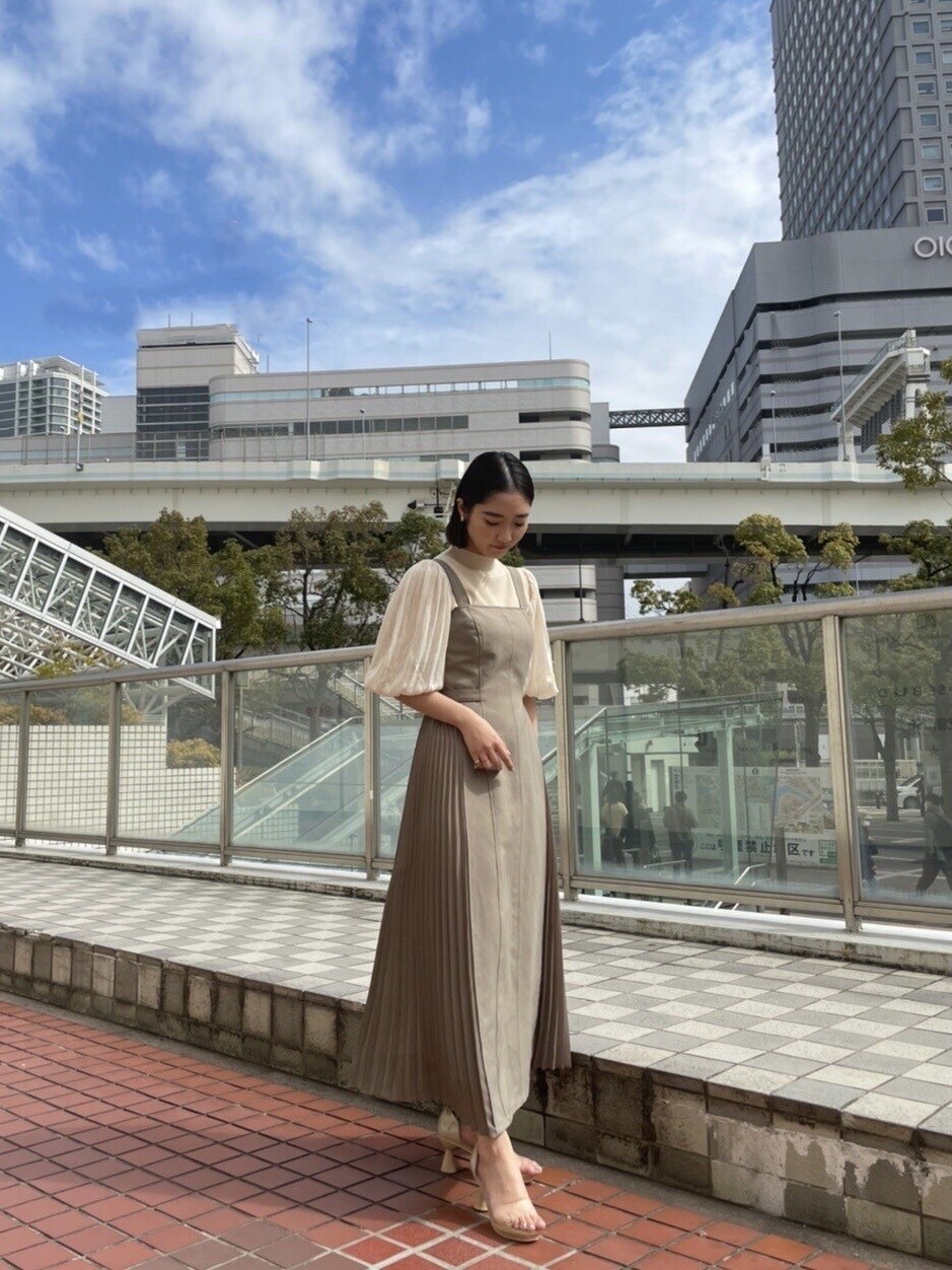 その他のパンプス、ベージュ系のワンピース、ベージュ系のニット/セーターを着用したレディースの春コーディネートの2枚目の写真