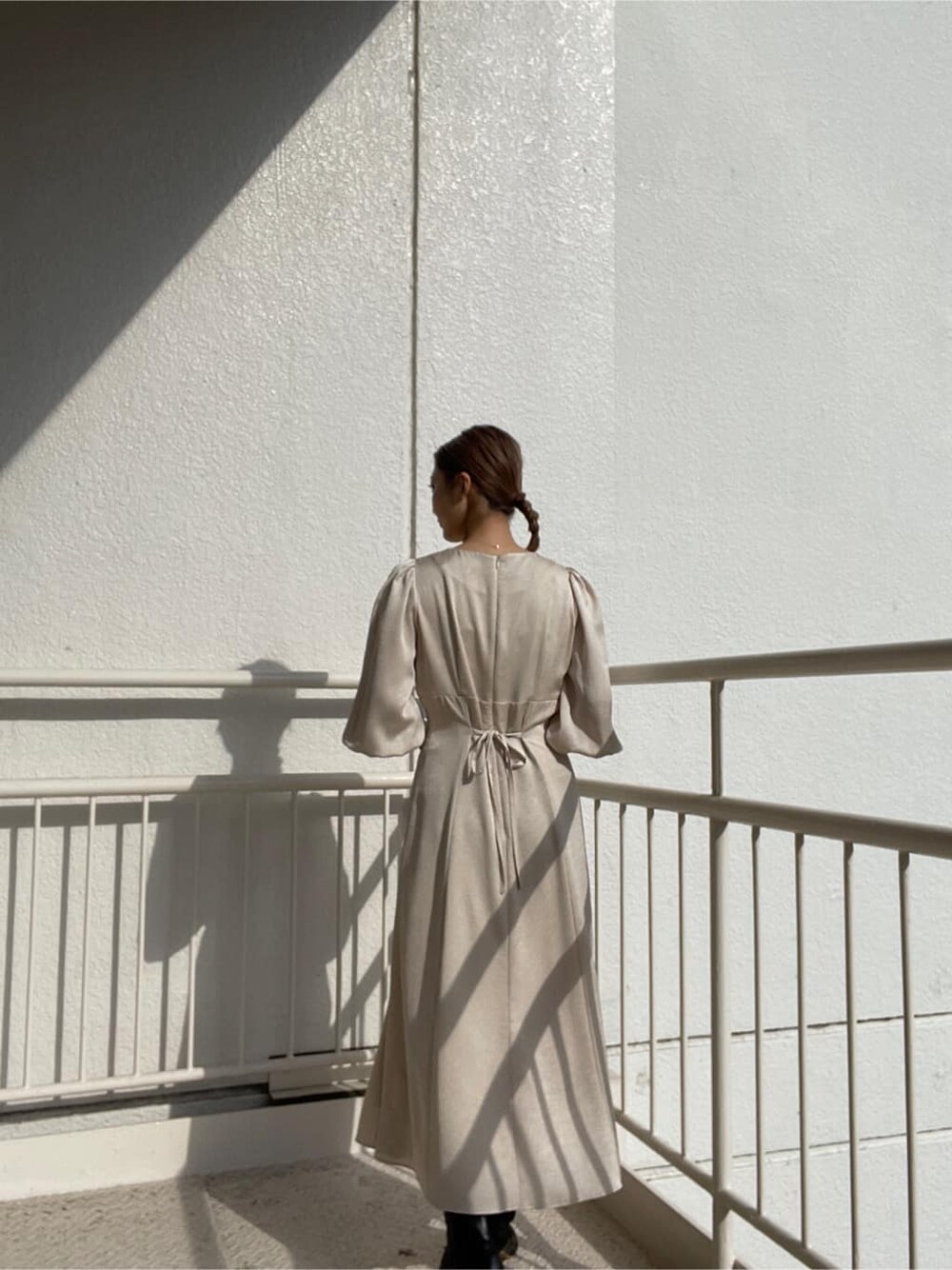 ブラック系のその他シューズ、ブラック系のその他アウター、ホワイト系のワンピースを着用したレディースの冬コーディネートの4枚目の写真