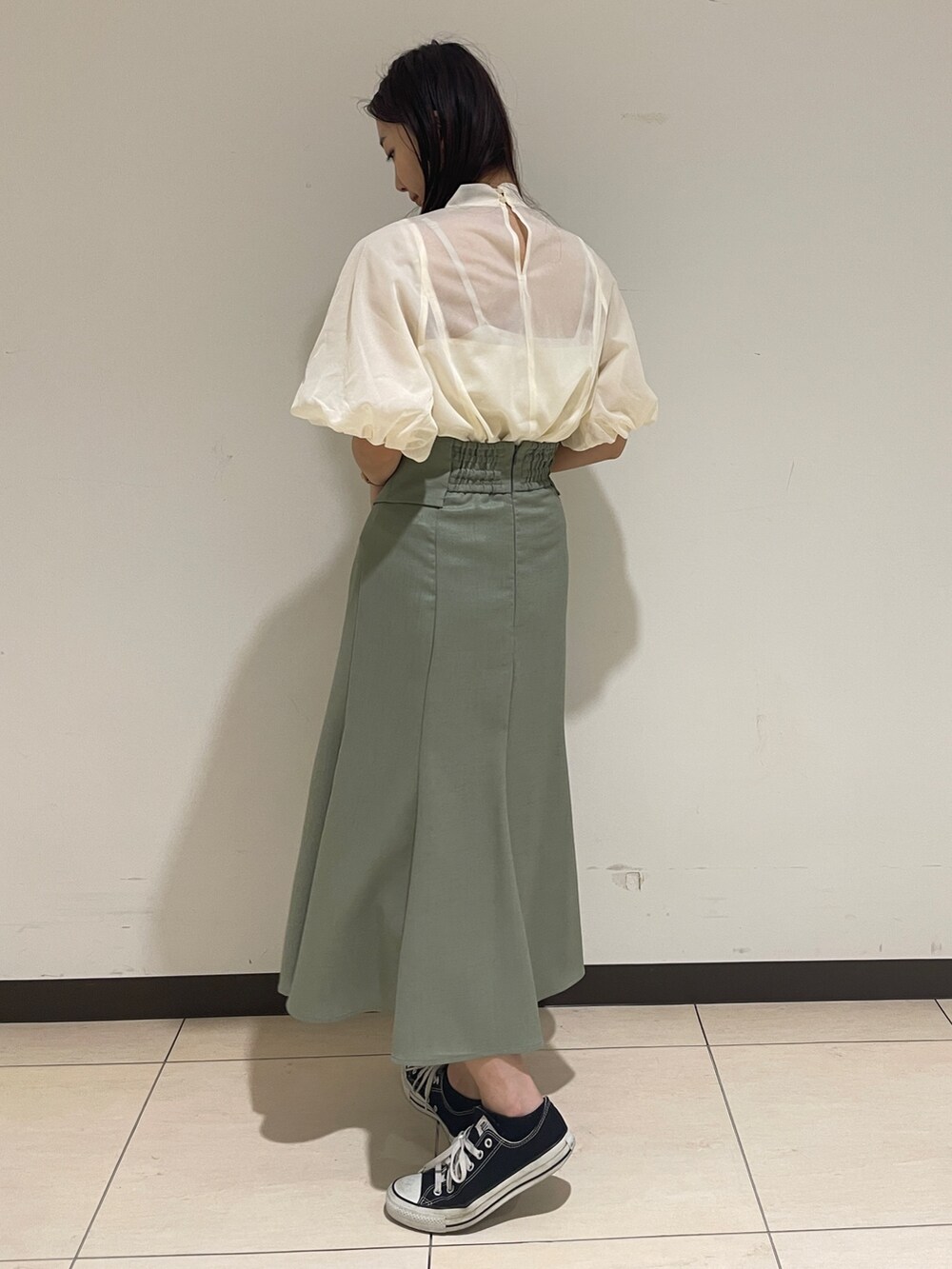グリーン系のスカート、ホワイト系のシャツ/ブラウスを着用したレディースの春コーディネートの7枚目の写真
