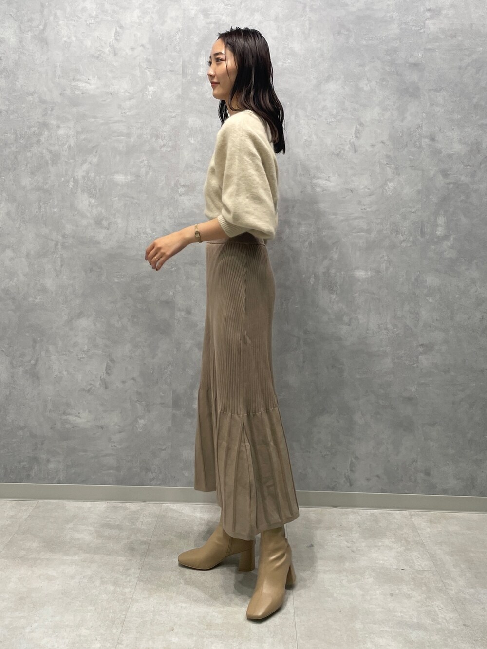 ホワイト系のワンピース、ベージュ系のブーツを着用したレディースの秋コーディネートの5枚目の写真