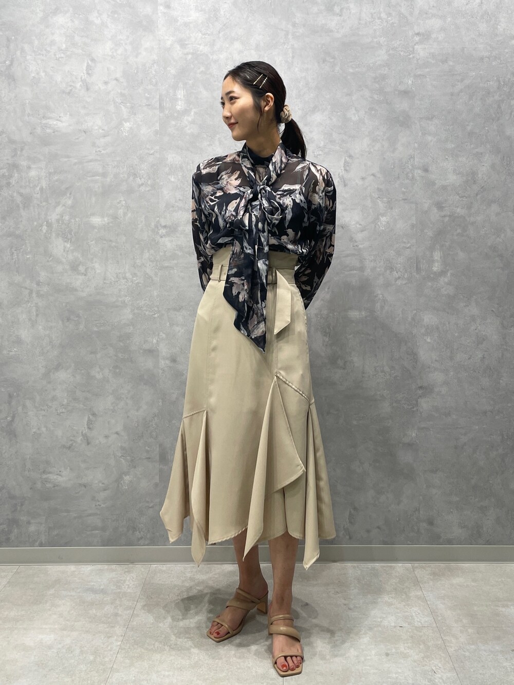 ベージュ系のサンダル、ホワイト系のスカート、ブルー系のシャツ/ブラウスを着用したレディースの冬コーディネートの4枚目の写真