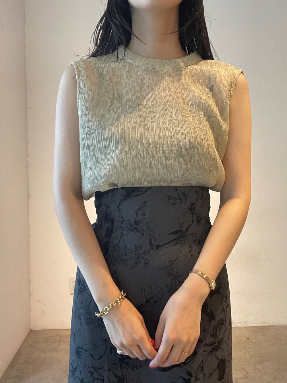 グレー系のスカート、イエロー系のサンダル、ブルー系のテーラードジャケットを着用したレディースの夏コーディネートの9枚目の写真