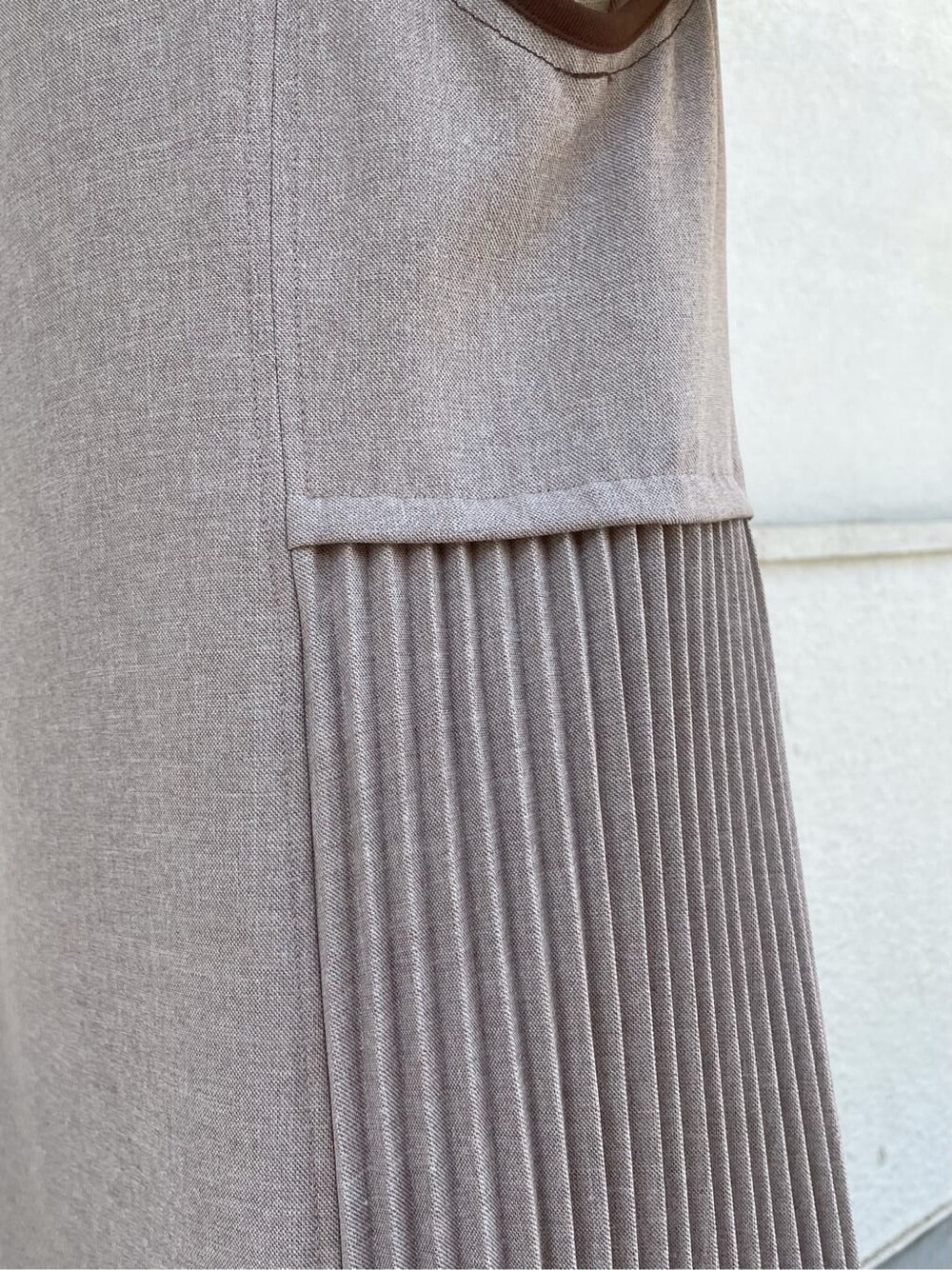 ベージュ系のワンピース、ブラウン系のサンダル、ベージュ系のニット/セーターを着用したレディースの夏コーディネートの6枚目の写真