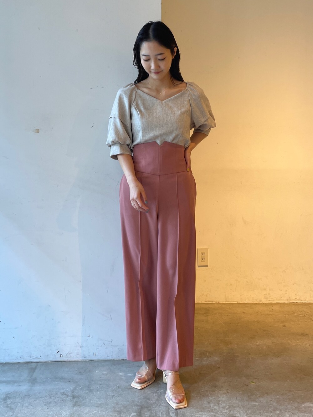 その他のサンダル、ピンク系のその他パンツ、ベージュ系のシャツ/ブラウスを着用したレディースの冬コーディネートの2枚目の写真